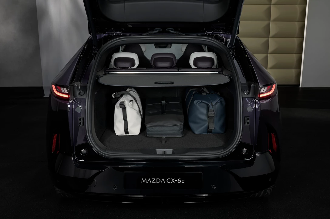 Mazda_CX_6e_Germany int (7).jpg