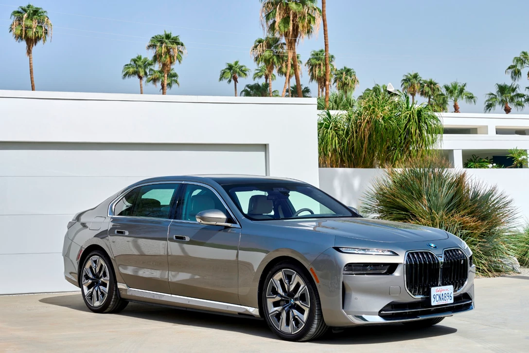 1670748-BMW i7 xDrive Oxid Grey_031.JPG