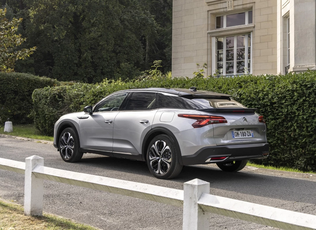 1688373-004_Citroen C5X Hybrid-min.jpg