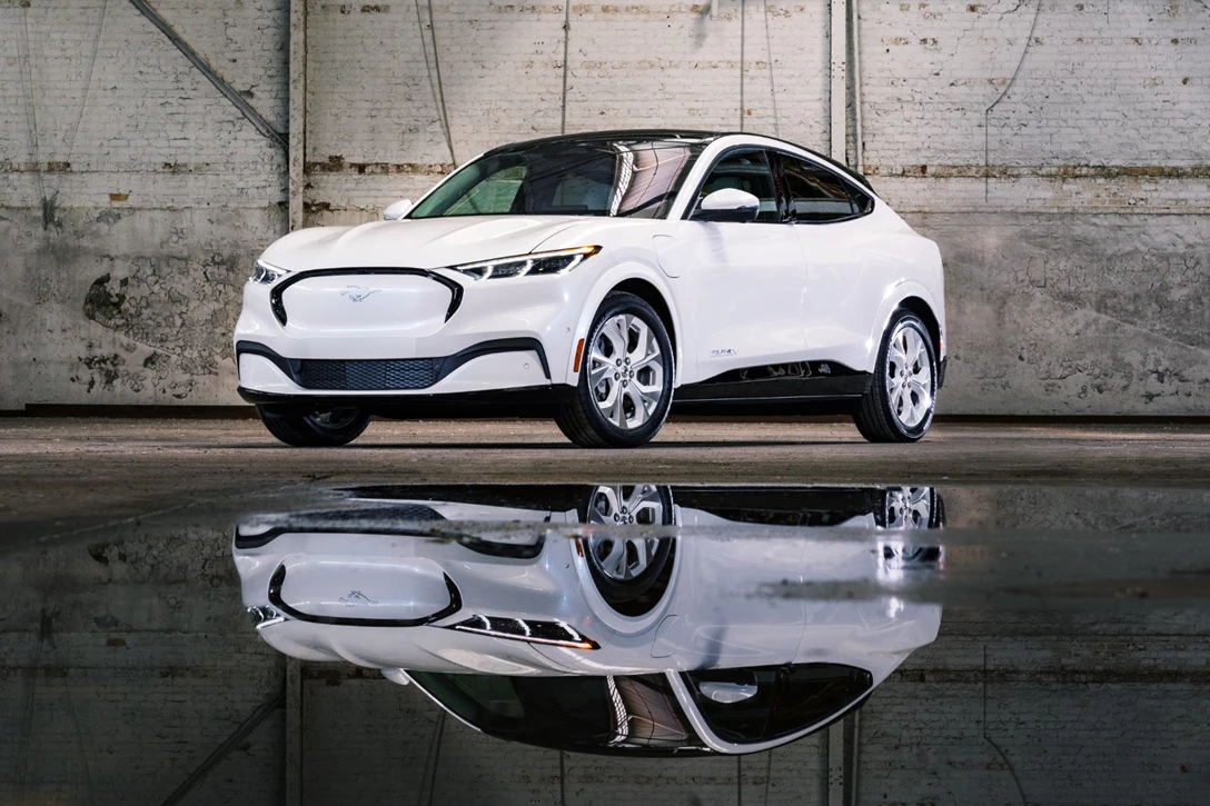 1700029-2022 Mustang Mach-E Ice White Appearance Package_17.jpg
