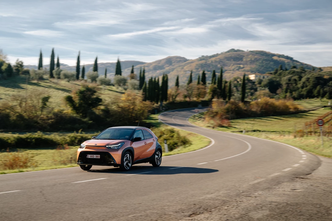 2026_Aygo X_High Grade_Cinnamon_Dynamic_001.jpg