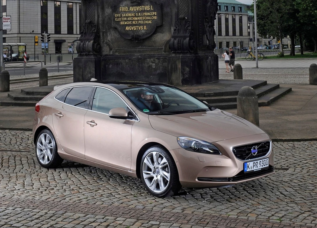 1666937-Volvo-V40-2016-01.jpg