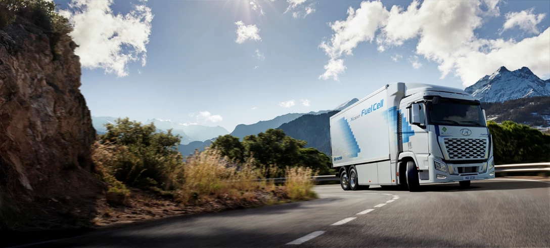 1673158-QZ_Xcient FCEV_Curved Road w BG (Large).jpg