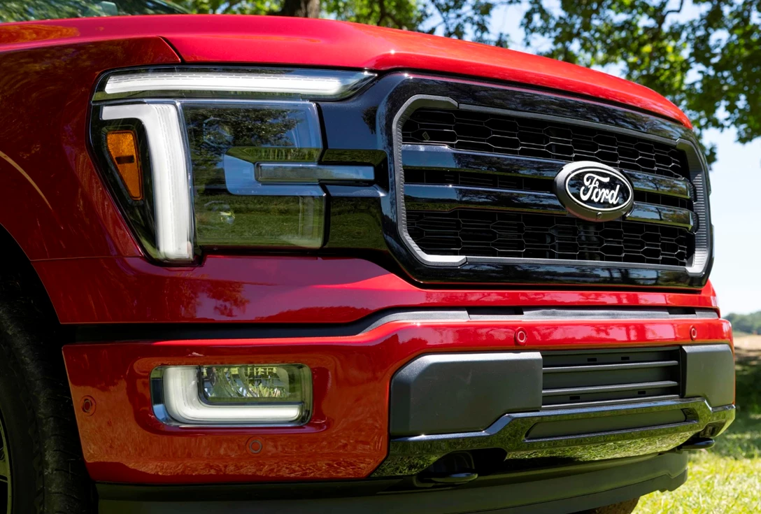 1688208-f-150-lariat-grille-red-2254x1523.jpg