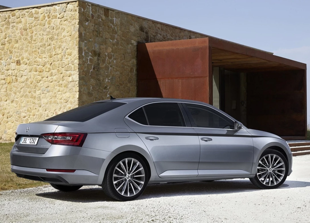 1647595-Skoda-Superb-2015-02.jpg