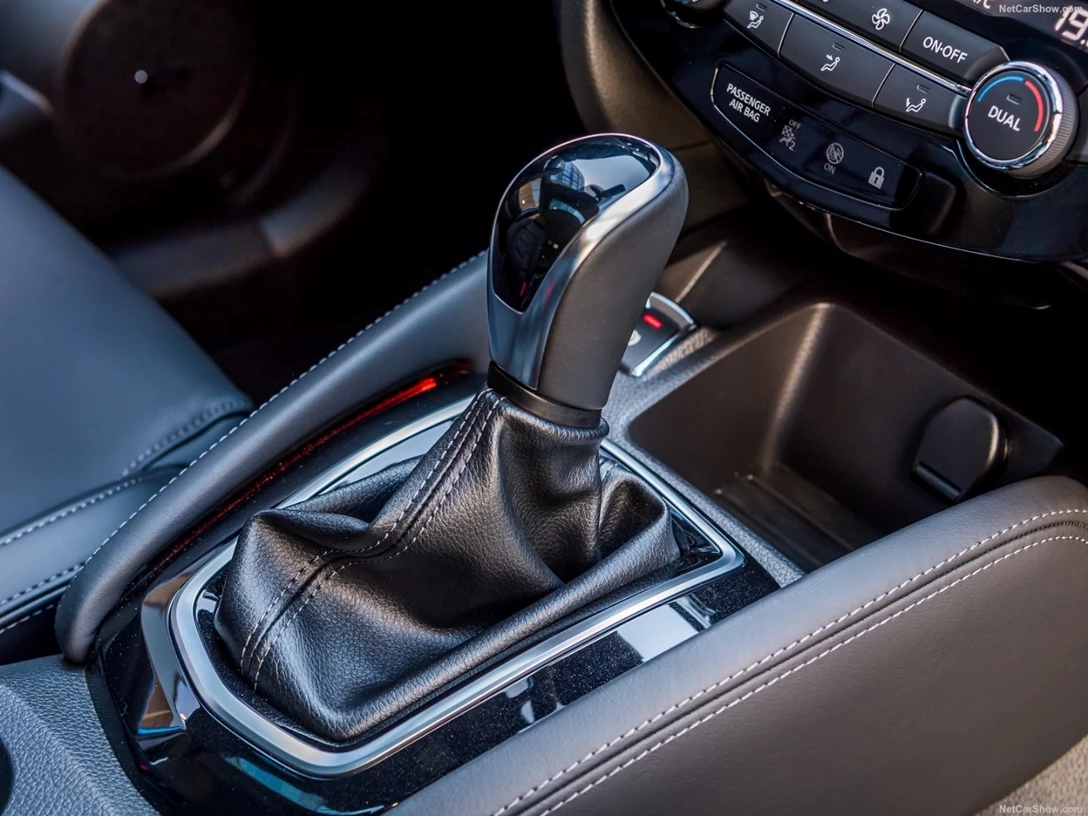 1690045-ניסאן קשקאי ידית הילוכים.jpg