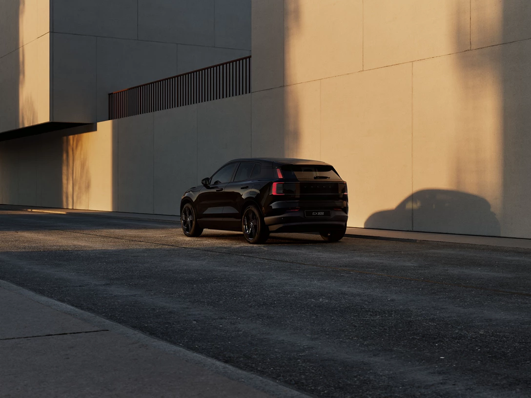 JPG Full-BL418_Exterior_Rear3Q_ROW.jpg