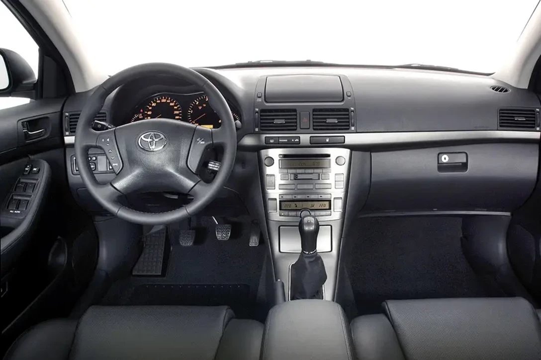Toyota-Avensis-2004-2006-10.jpg