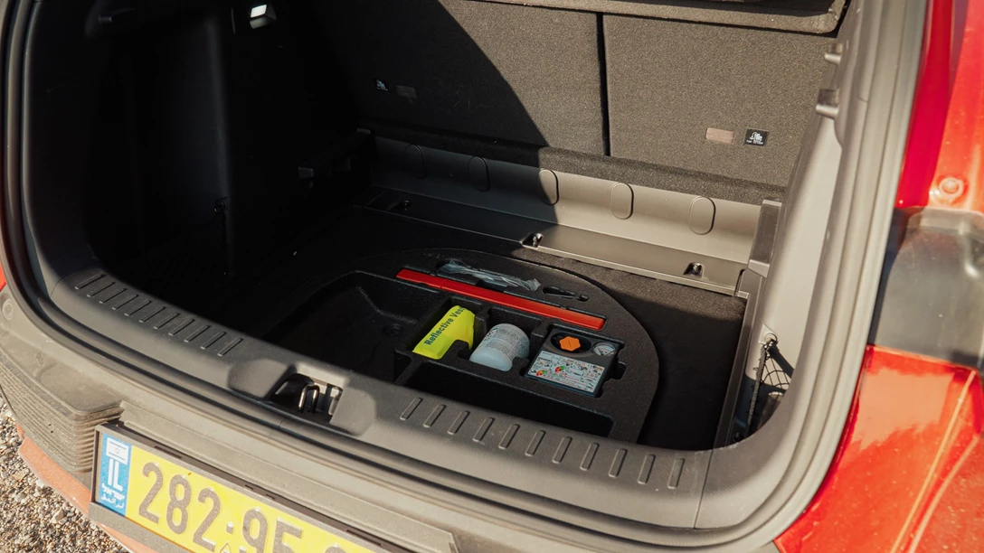 1673529-BYD ATTO 3 vs Geely Geometry C.01_41_57_23.Still093 copy.jpg