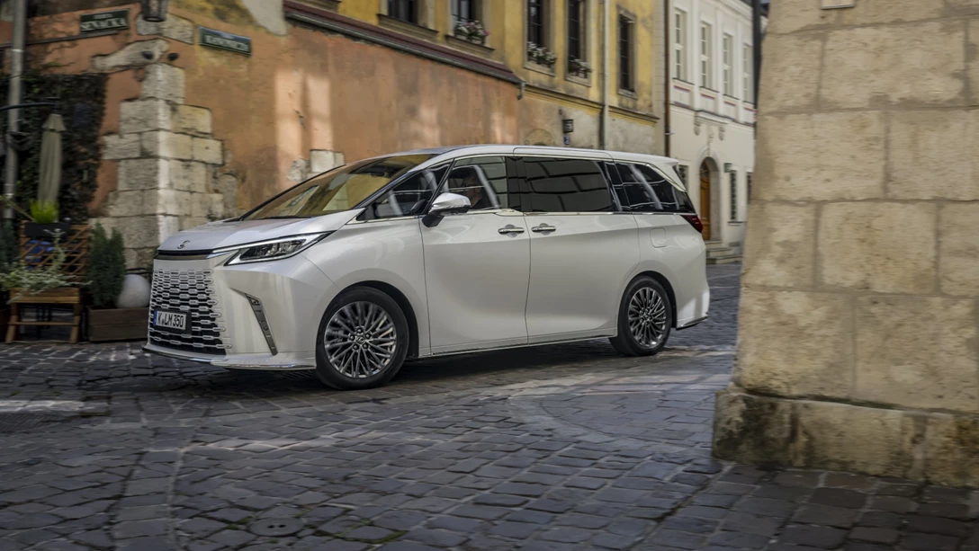 1689285-2023_LEXUS_LM_350h_7Seater_White_DPL_Dynamic_032-min.jpg