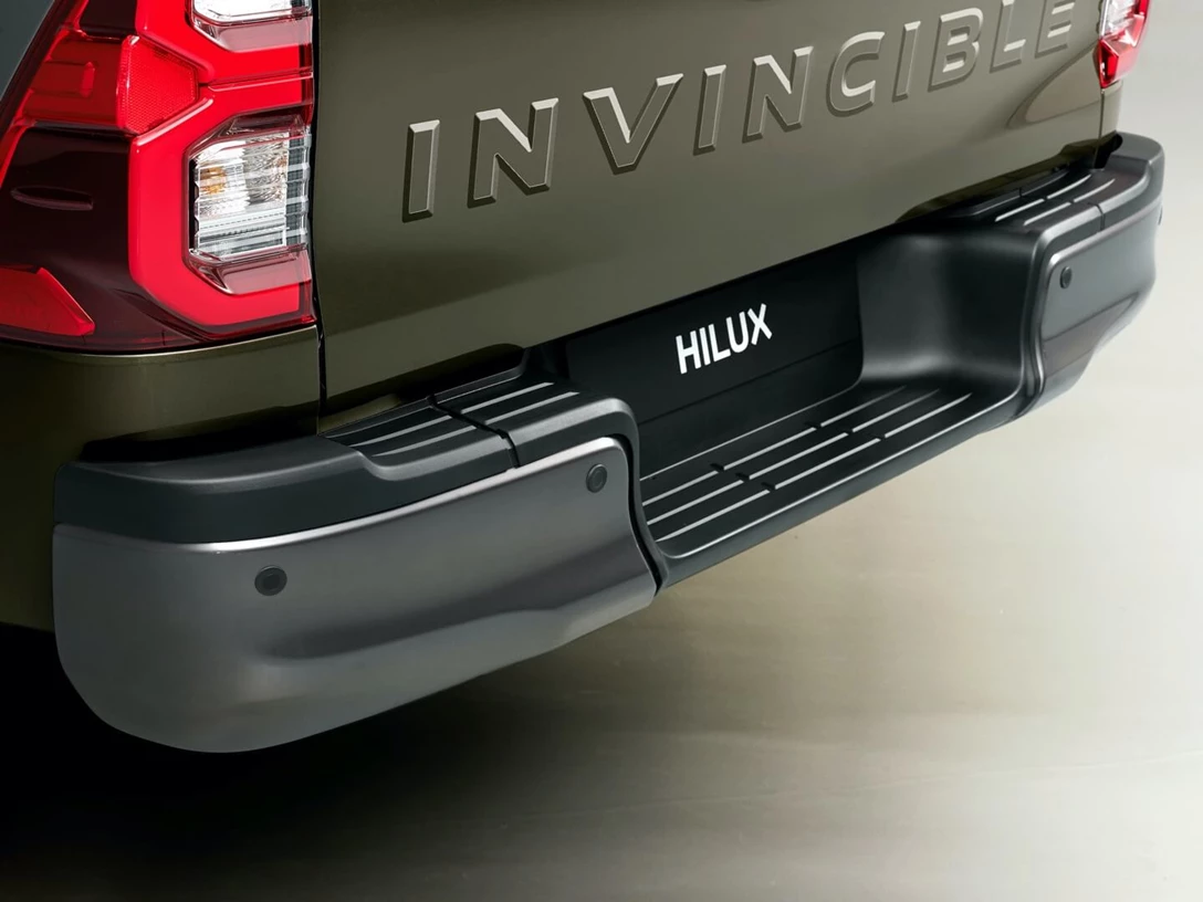 1632774-hiluxdetailrear.jpg