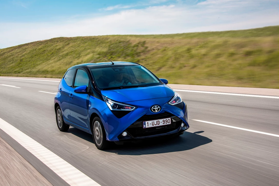 1597134-AYGO_Blue_001.JPG