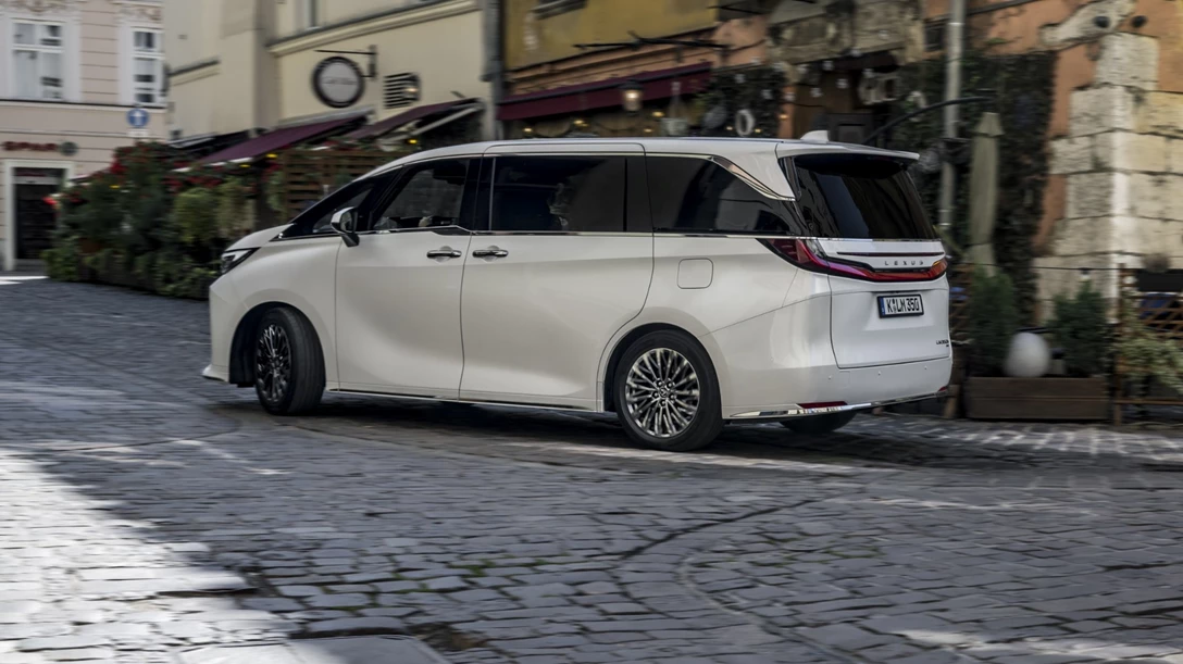 1689287-2023_LEXUS_LM_350h_7Seater_White_DPL_Dynamic_035-min.jpg