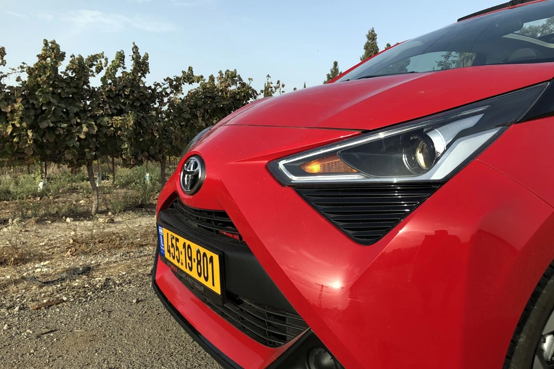 1606431-טויוטה אייגו מתיחת פנים גג נפתח (13).jpg