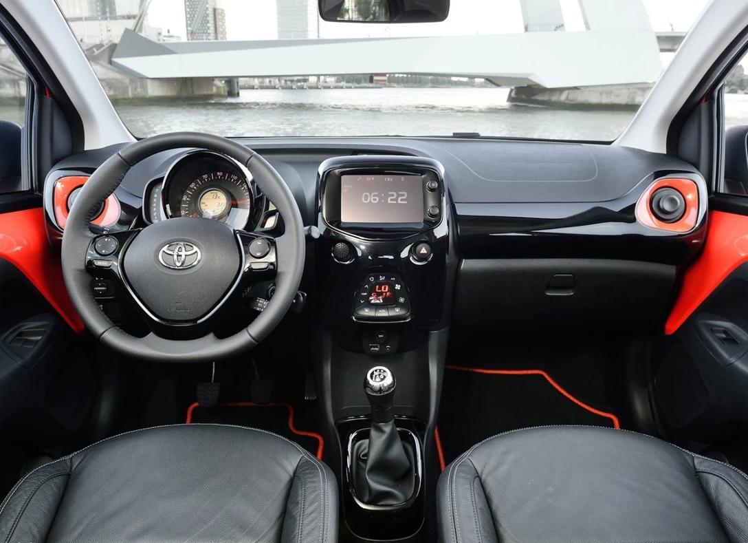 1648213-Toyota-Aygo-2016-06.jpg