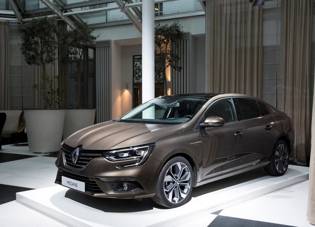 1645768-Renault-Megane_Sedan-2017-1600-17.jpg