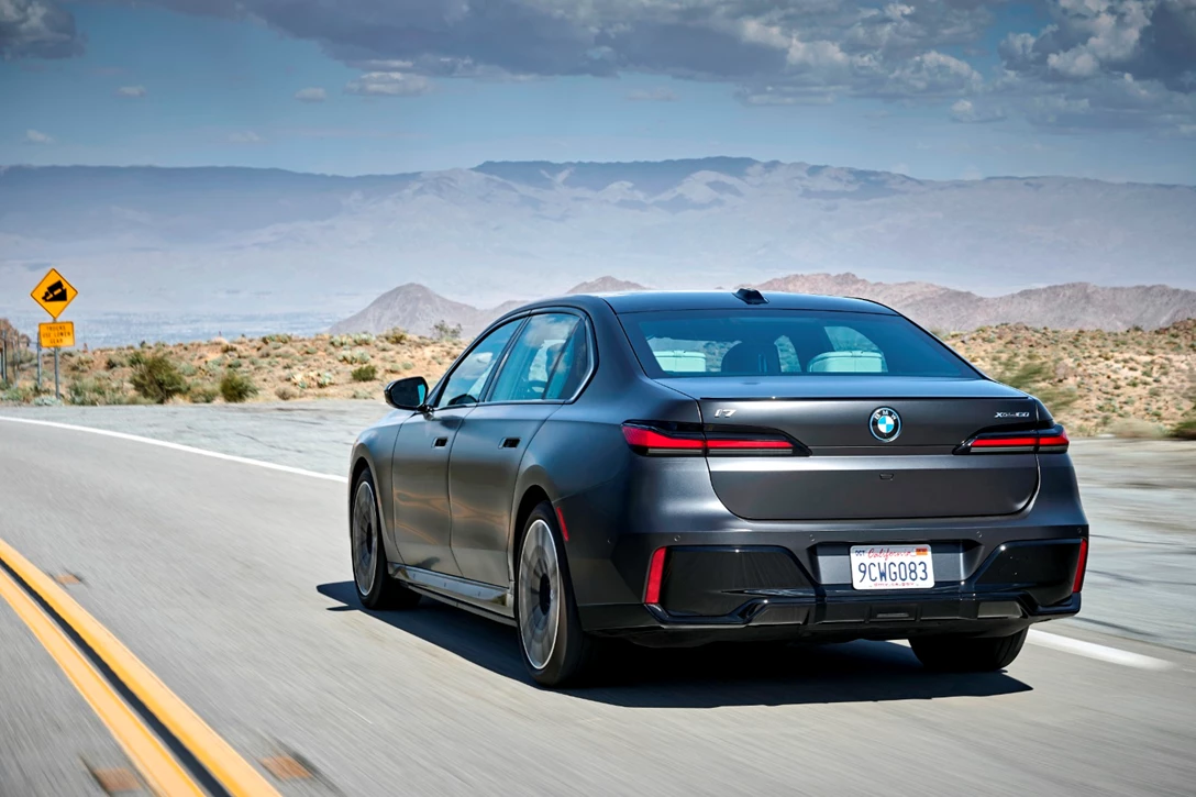 1670783-BMW i7 xDrive60 Frozen Deep Grey_018.JPG