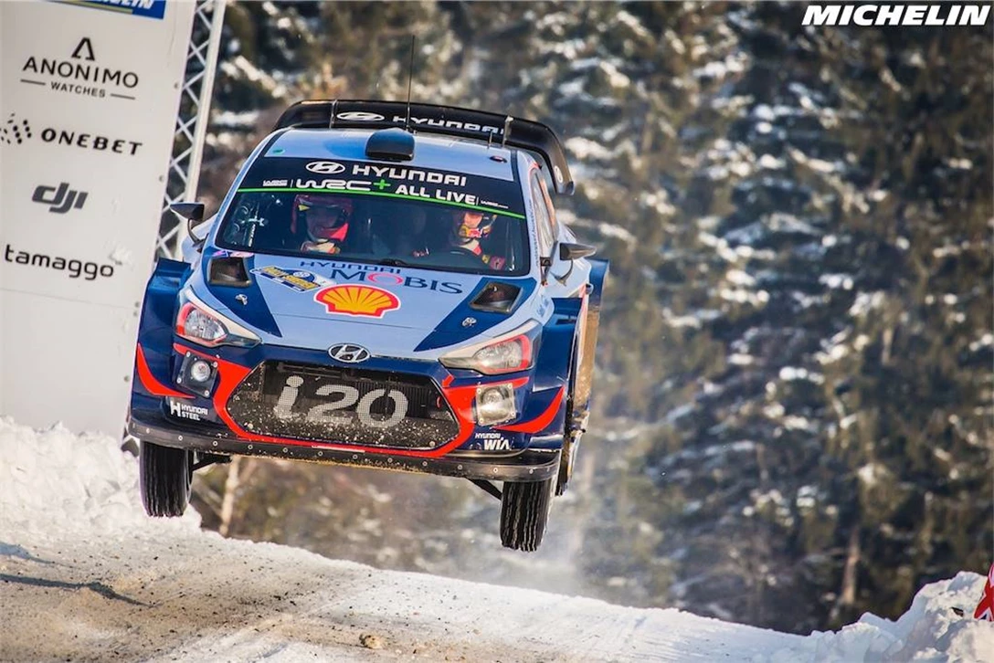 1591178-נויביל באוויר ברגע חסר נשימה.jpg