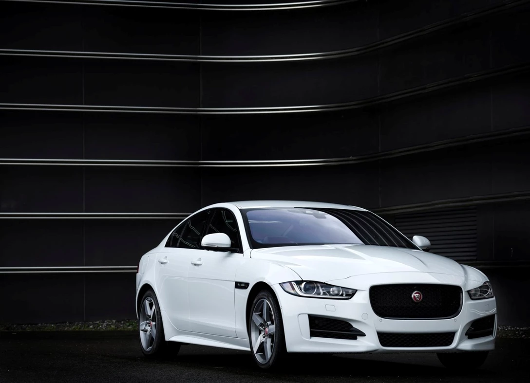 1664741-Jaguar-XE-2017-02.jpg