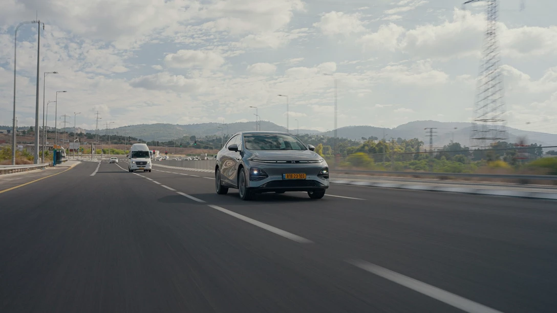 1701431-Xpeng G6 2024.00_37_32_19.Still019.jpg