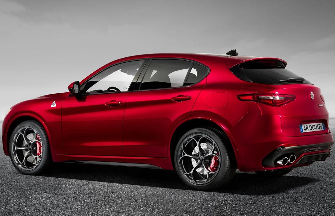 1592920-09-אלפא רומיאו סטלביו תלתן ירוק (5).jpg