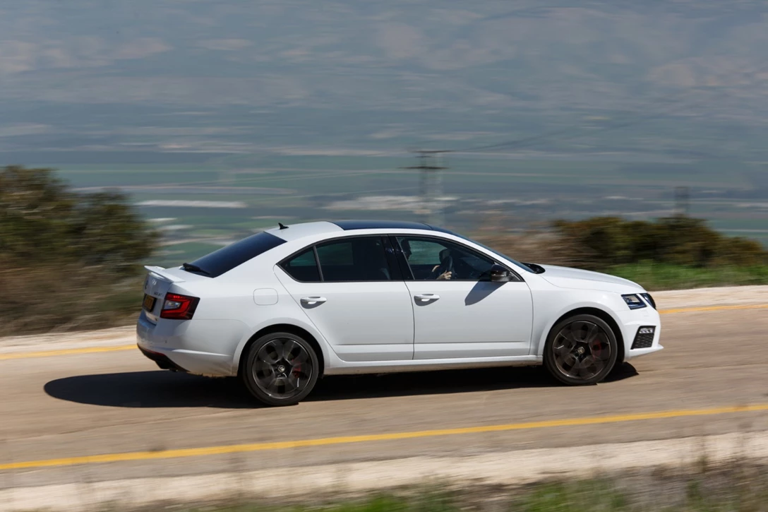 1596814-סקודה אוקטביה RS - מבחן דרכים (21).JPG