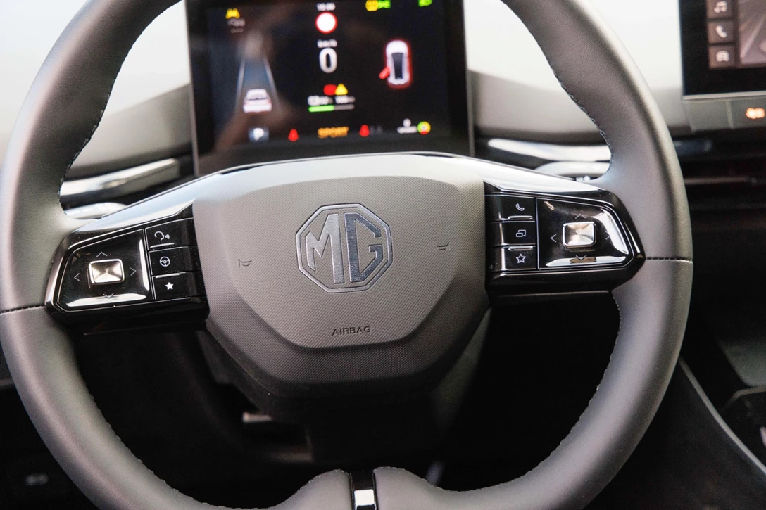 MG4 הגה ולוח מחוונים