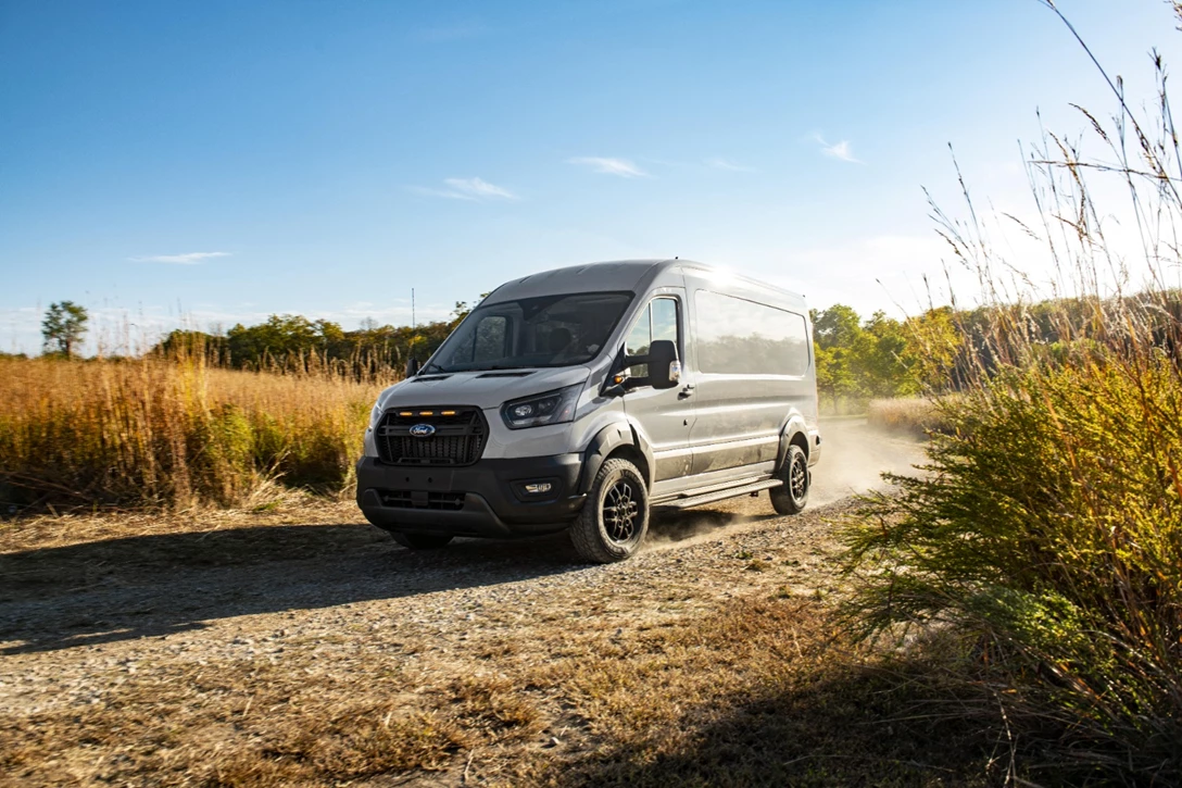 1671018-2023 Ford Transit Trail_01-min.jpg