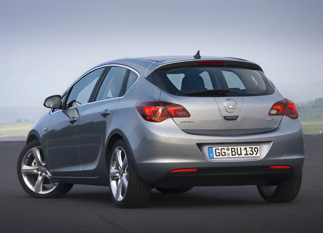 1657960-Opel-Astra-2015-02.jpg