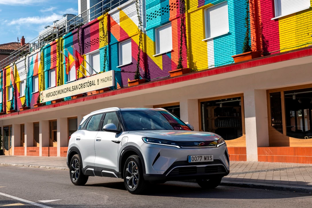 1706620-Atto 2_Skiing white_5.jpg