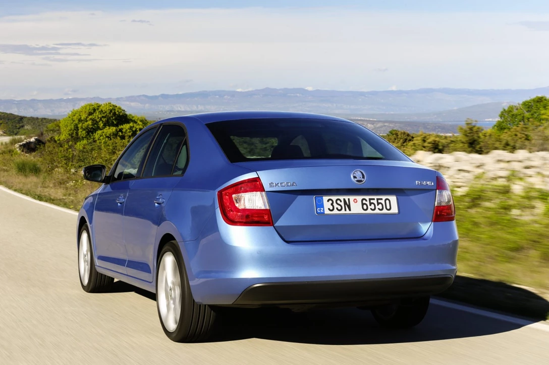 1646415-Skoda Rapid before and after face lift (18).jpg