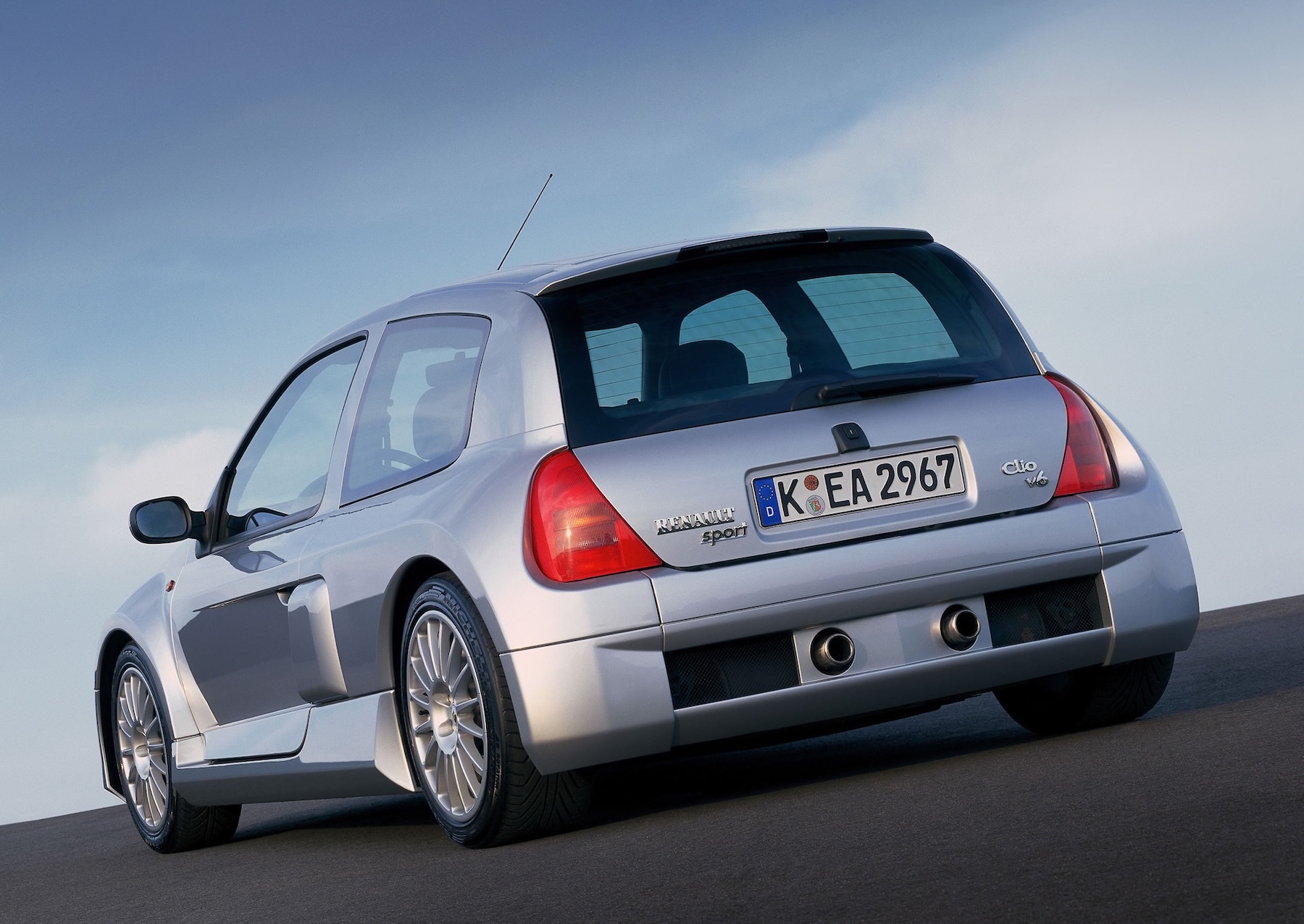 1573255_renault_clio_V6.jpg