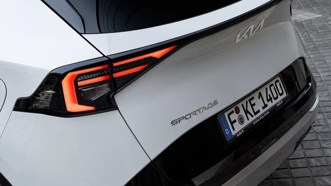 kia-new-sportage-baseline-my26-deluxe-white-static-digital-1920x1080-015.jpg