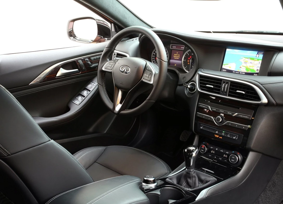 1663538-Infiniti-Q30-2021- 05.jpg