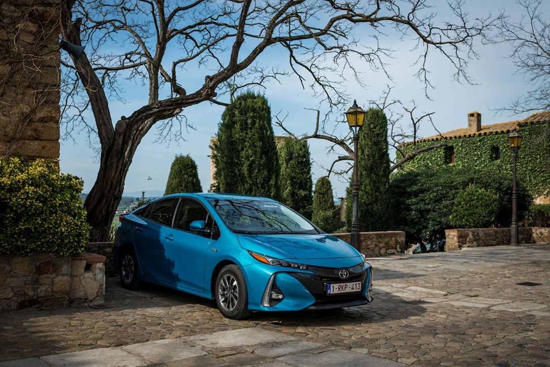 1626132-PRIUS PLUG IN 2019 BLUE OUT.jpg