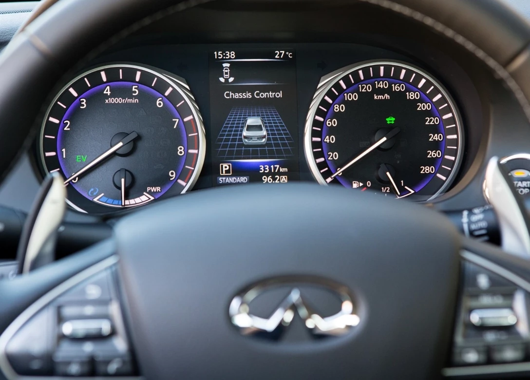 1670035-Infiniti-Q50-2015-06.jpg