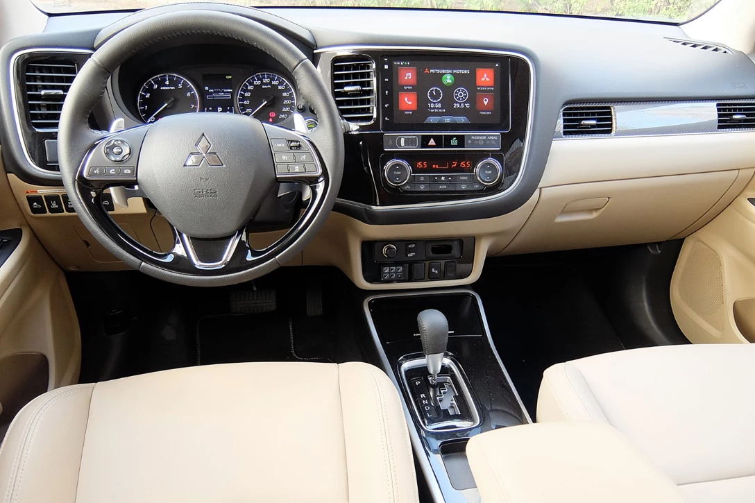 1606627-מיצובישי אאוטלנדר מ.נפנים מבחן דרכים (2).JPG