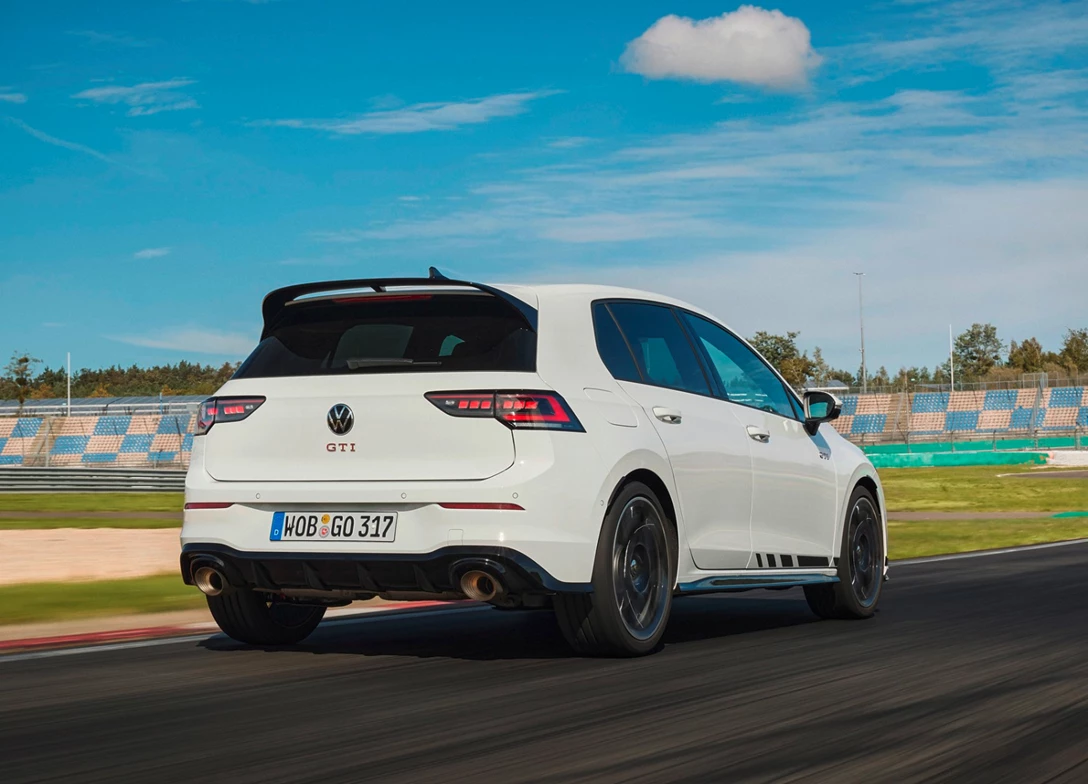 1704128-Volkswagen-Golf_GTI_2024-08-FL.jpg