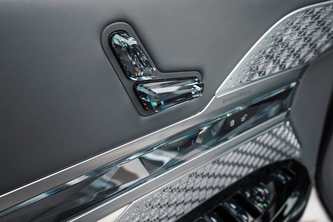 1670774-BMW i7 xDrive Oxid Grey_073.JPG