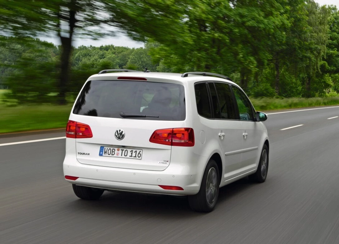 1690397-Volkswagen-Touran-2013-02.jpg