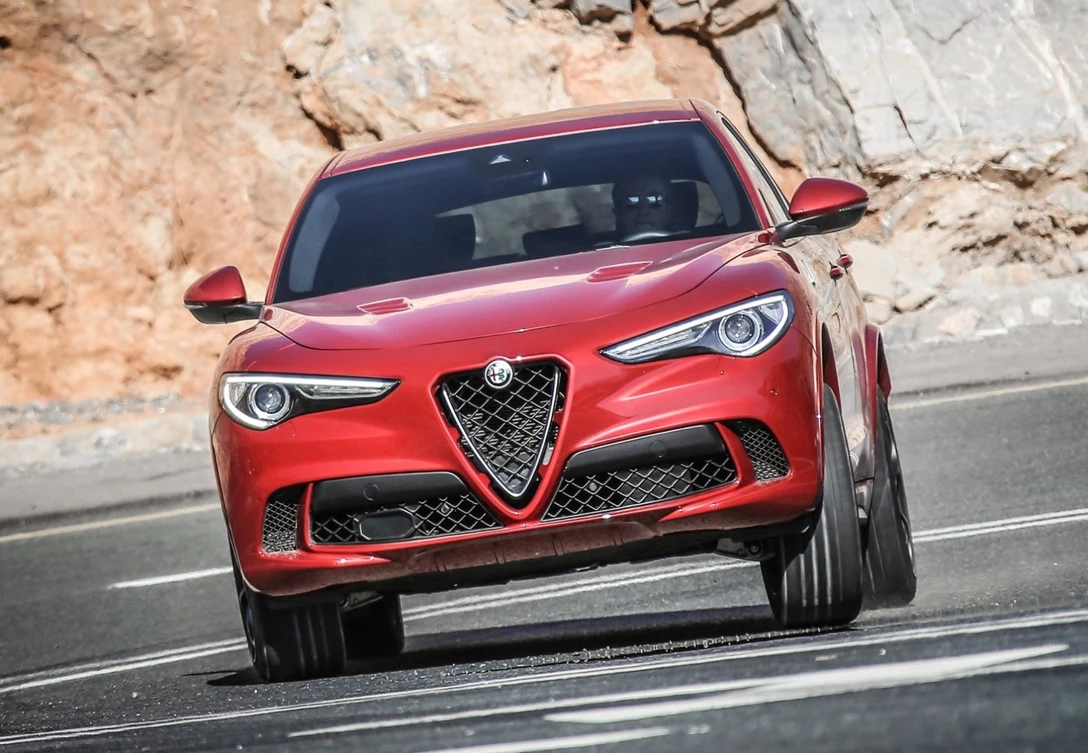 1592929-06-אלפא רומיאו סטלביו תלתן ירוק (8).jpg