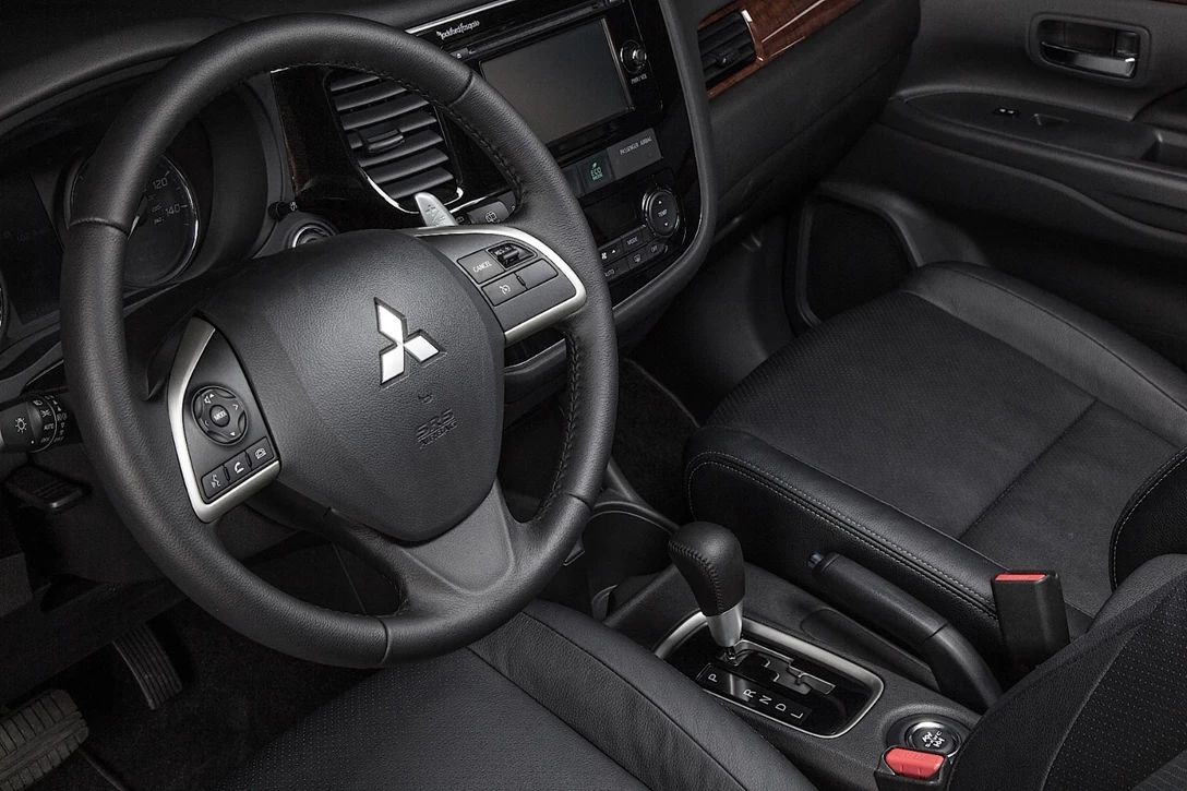 1653501-Mitsubishi-Outlander-2016-05.jpg