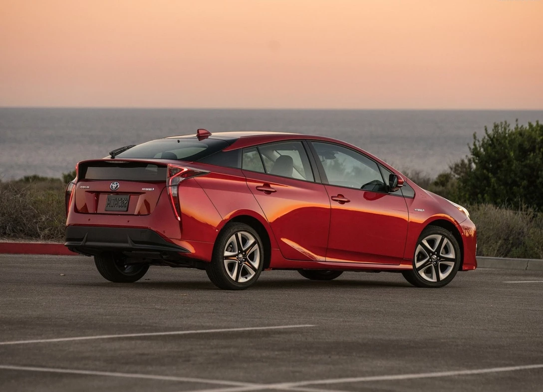 1643709-Toyota-Prius-2017-04.jpg
