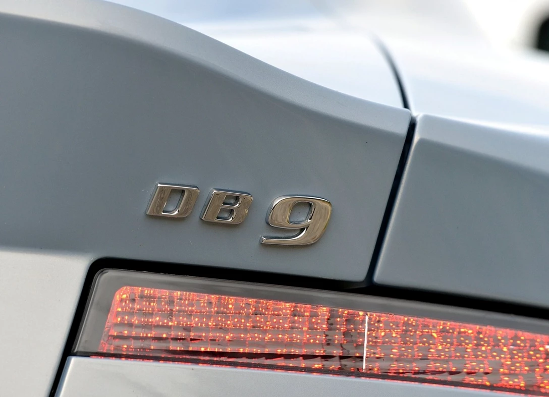 1685741-Aston_Martin-DB9-2014-2017-11.jpg