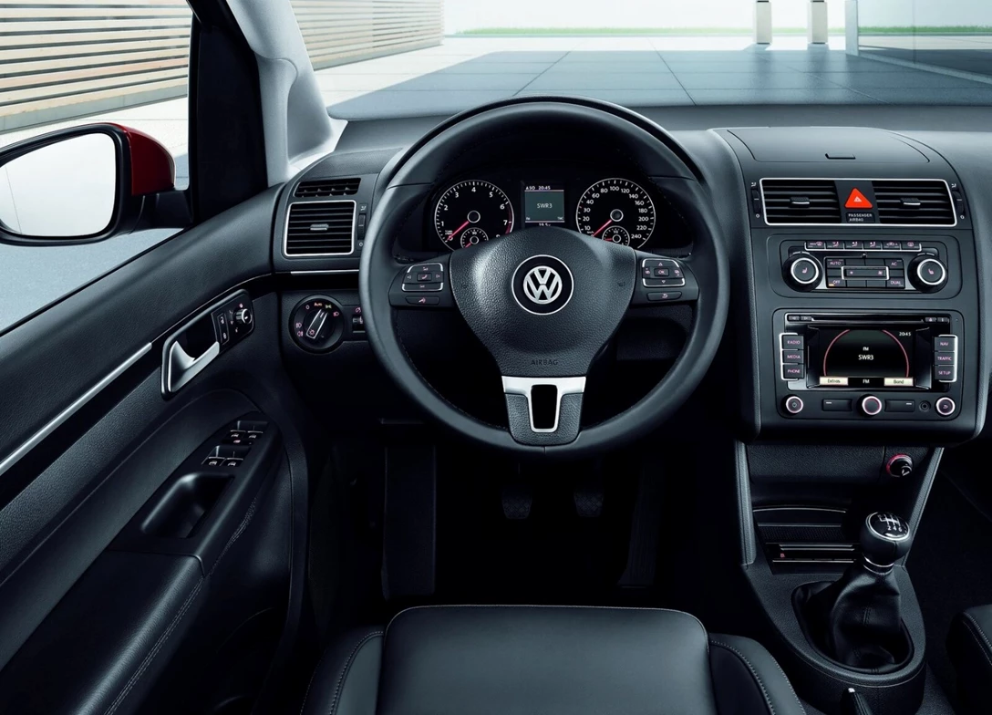 1690400-Volkswagen-Touran-2013-05.jpg