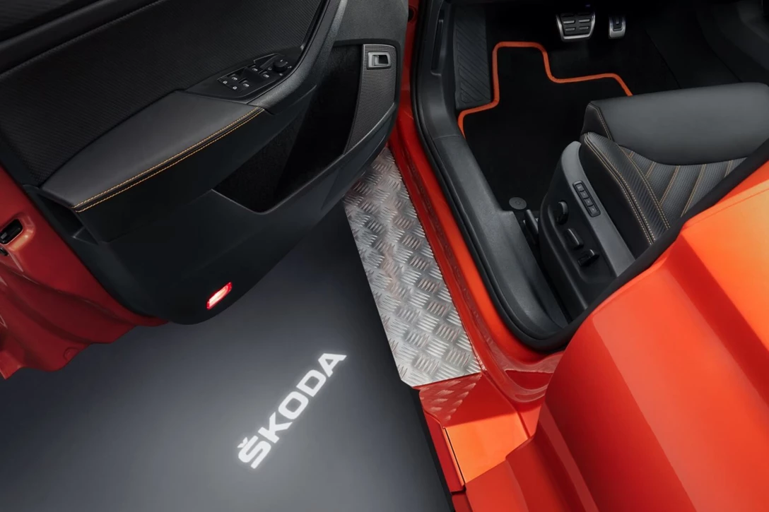 1617325-Mountiaq_door_logo_projection [Desktop Resolution].jpg