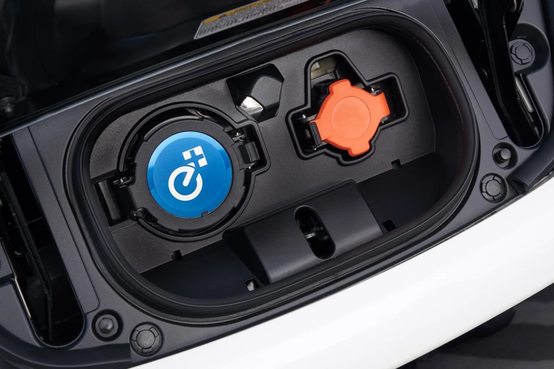 1609547-2019_Nissan_LEAF_2.jpg