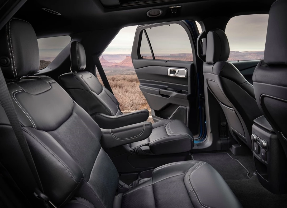 1633922-Ford-Explorer-2020-08.jpg