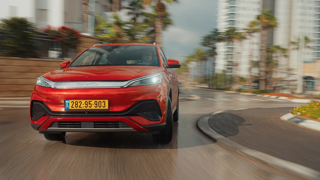 1673473-BYD ATTO 3 vs Geely Geometry C.00_26_08_22.Still025 copy.jpg