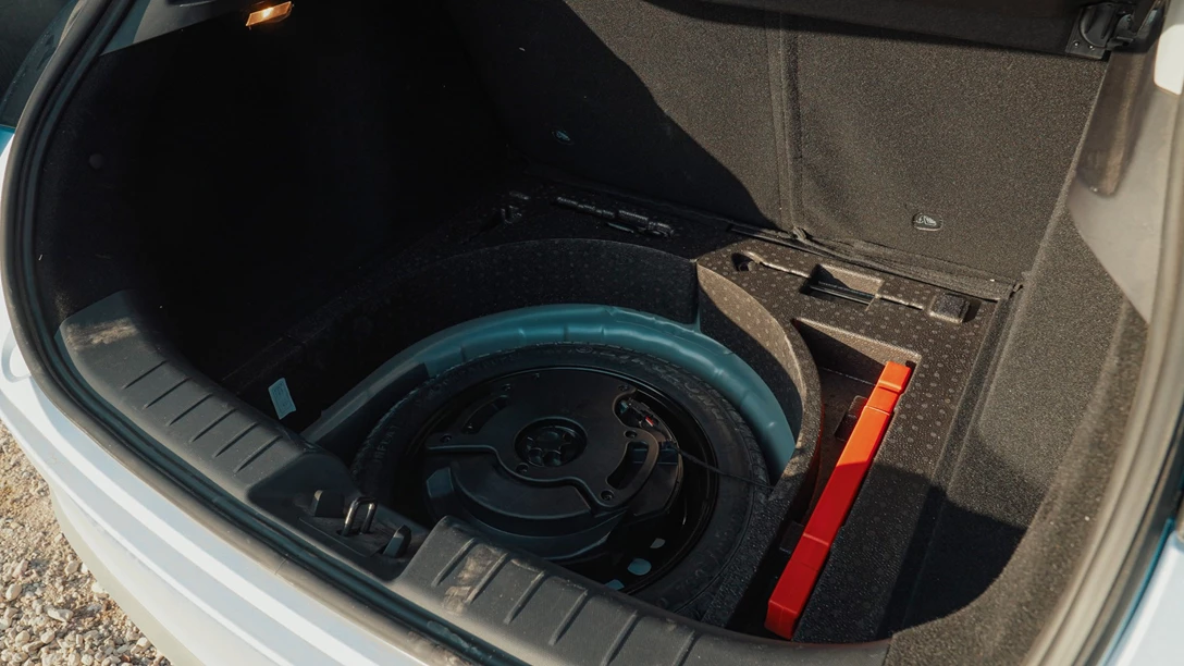 1673527-BYD ATTO 3 vs Geely Geometry C.01_41_15_20.Still091 copy.jpg